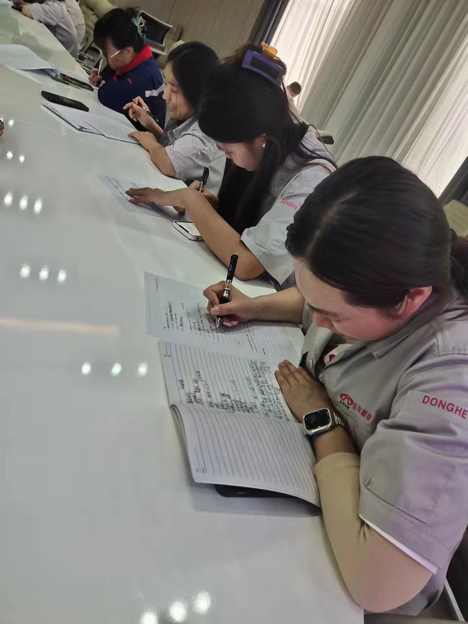 6、現(xiàn)場(chǎng)測(cè)評(píng)環(huán)節(jié)參訓(xùn)人員認(rèn)真答卷.jpg